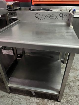Mesa de acero inoxidable con estante