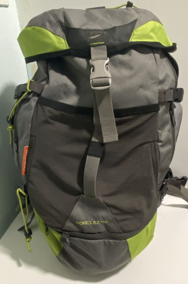 Mochila senderismo Quechua 40L gris/verde
