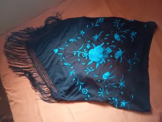 Bufanda azul con bordado floral