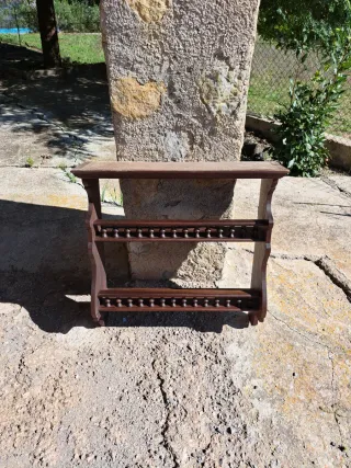 Estantería de madera marrón para colgar