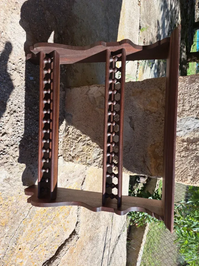 Estantería de madera marrón para colgar