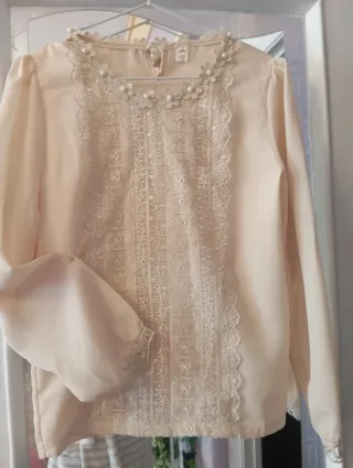 Blusa Beige con Encaje y Perlas