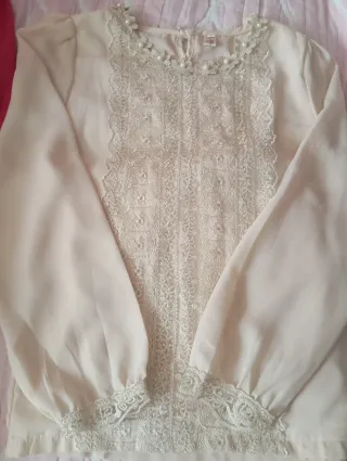 Blusa Beige con Encaje y Perlas