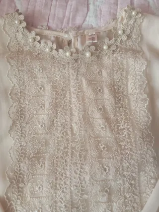 Blusa Beige con Encaje y Perlas