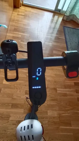Patinete Eléctrico Xiaomi con casco 