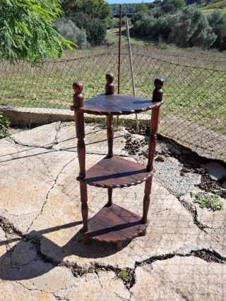 Estantería de esquina de madera