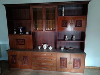 Armario madera laminada con vitrina