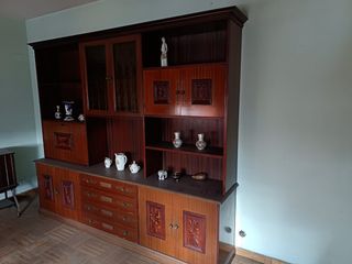 Armario madera laminada con vitrina