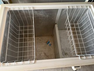 Grande congelatore a pozzetto bianco (è a Córdoba)