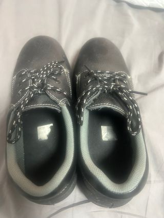 Zapatillas de trabajo negras resistentes