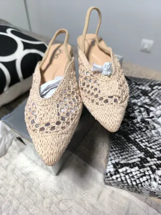Zapatos beige de crochet