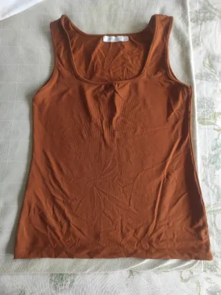Top sin mangas marrón