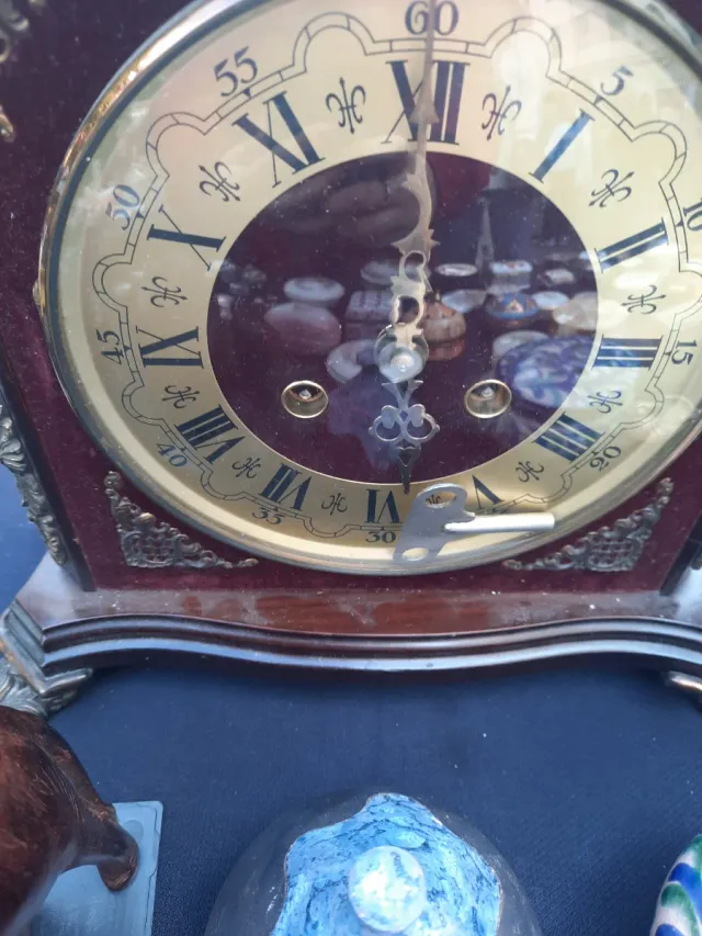 Orologio antico a corde in legno