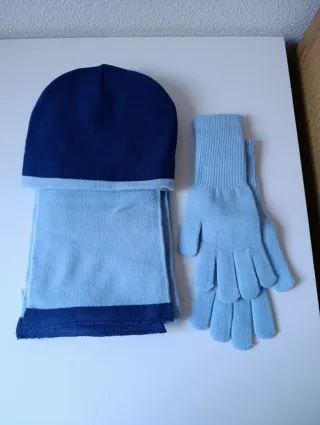 Conjunto bufanda, gorro y guantes azul
