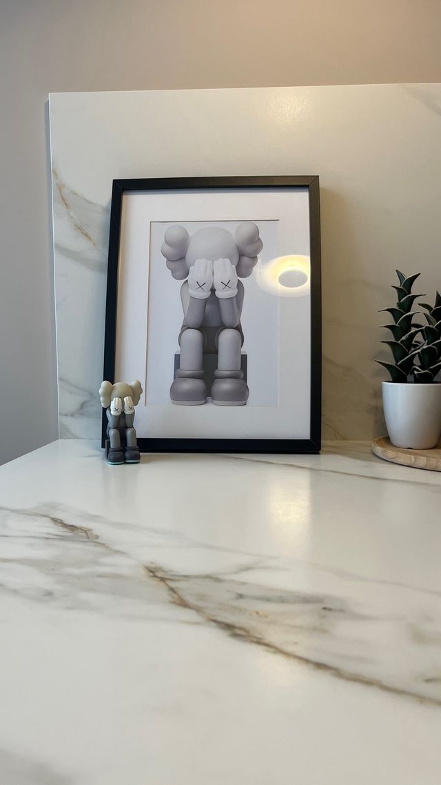 Figura KAWS y Cuadro kaws