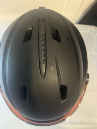 Casco de esquí negro con visera