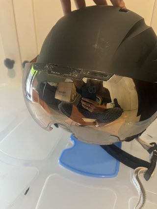 Casco de esquí negro con visera