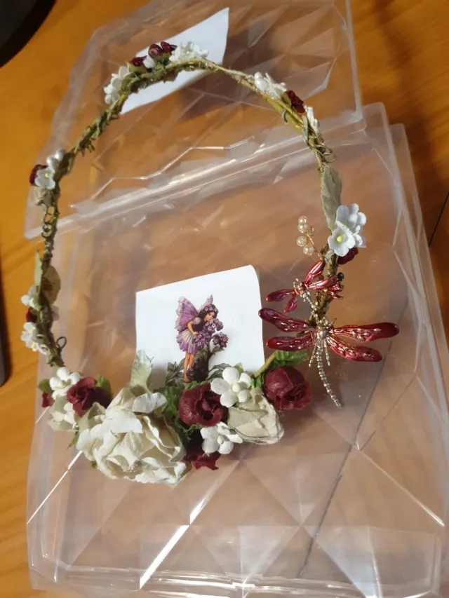 Corona de flores y libélulas