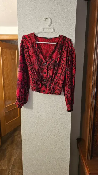Blusa estampada serpiente roja y negra