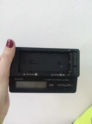Adaptador/Cargador Sony AC-VQ850