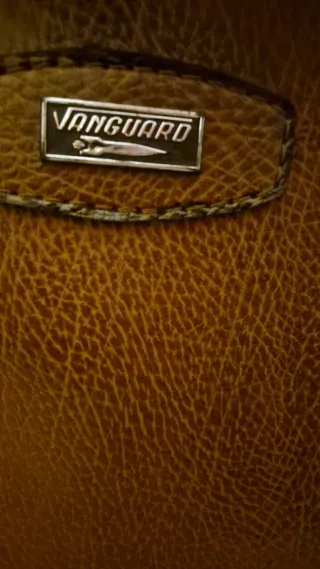 Maleta marrón Vanguard antigua con llave