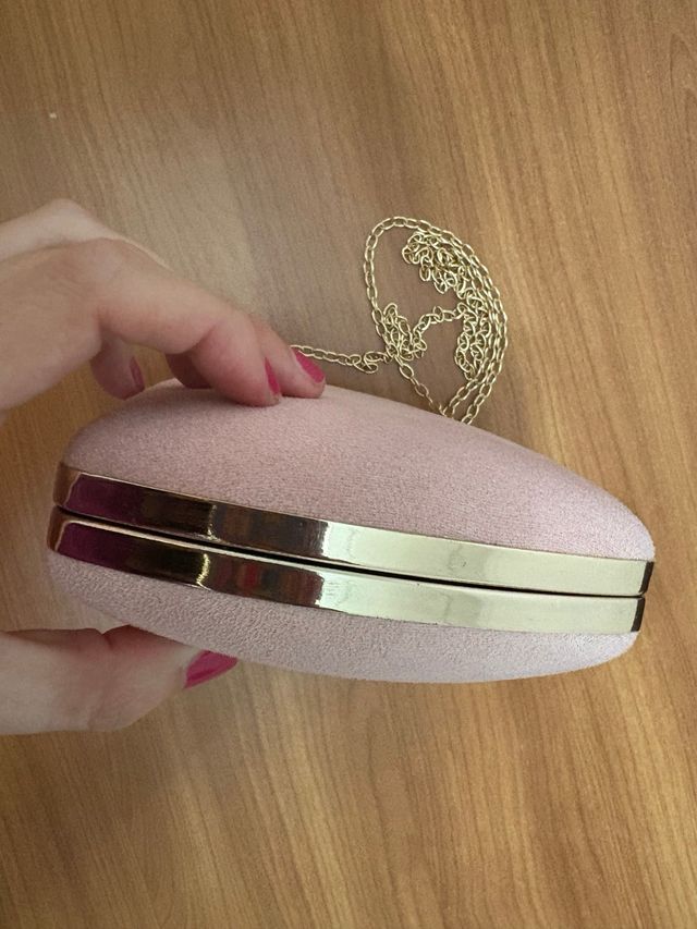 Bolso de mano rosa con cadena