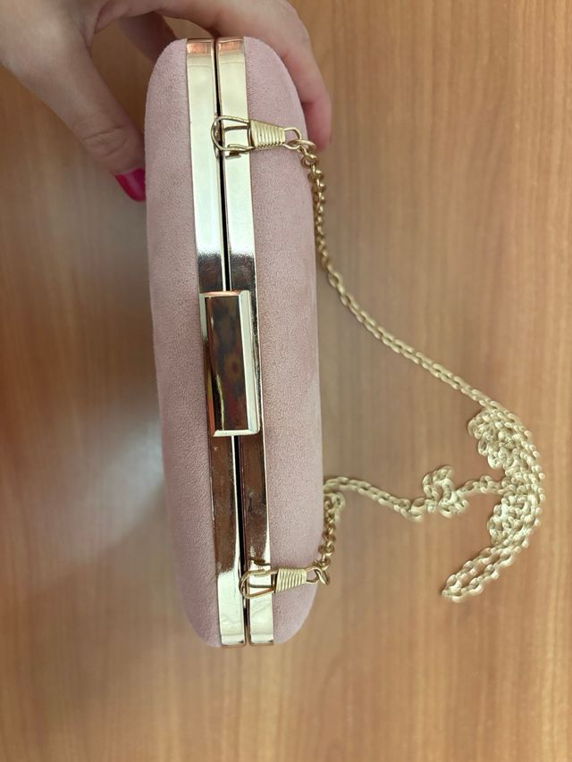 Bolso de mano rosa con cadena