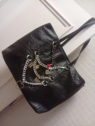 Bolso negro con adornos plateados