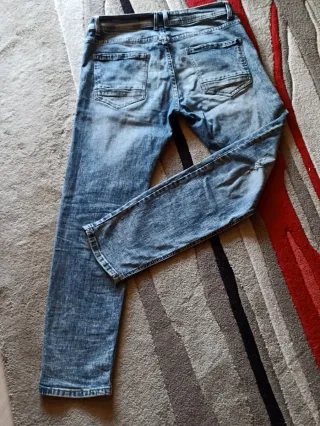 Jeans blu strappati uomo