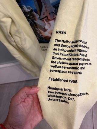 Sudadera NASA con capucha amarilla
