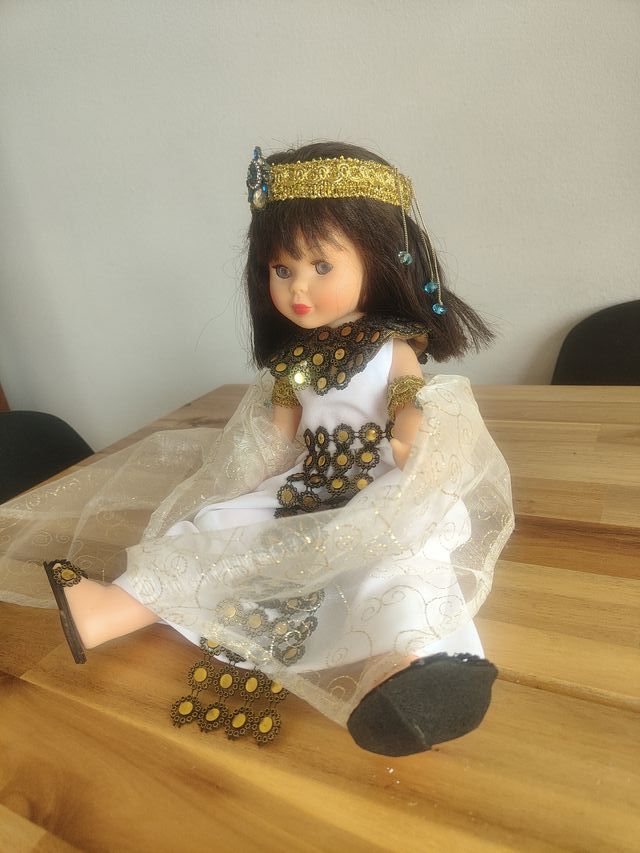 Gli occhi viola di Nancy Cleopatra sono stupendi! Nuovo!