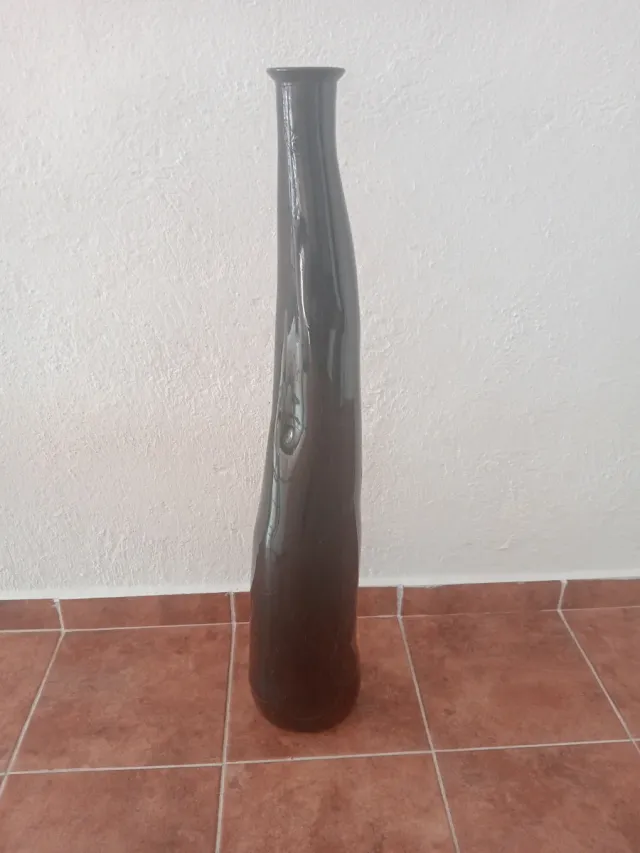 Jarro de cristal negro alto