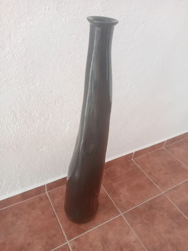 Jarro de cristal negro alto