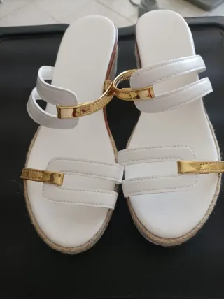 Sandalias Mujer Blancas y Doradas