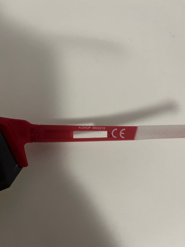 Vendo Gafas de sol rojas y multicolor