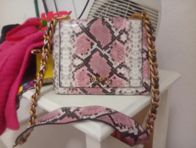 Bolso Guess Serpiente Rosa y Dorado