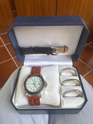 Reloj de pulsera con correas intercambiables