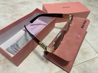 Gafas de sol Miu Miu doradas y negras
