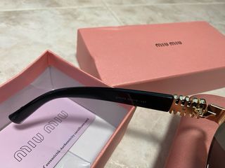 Gafas de sol Miu Miu doradas y negras