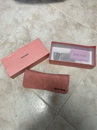 Gafas de sol Miu Miu doradas y negras