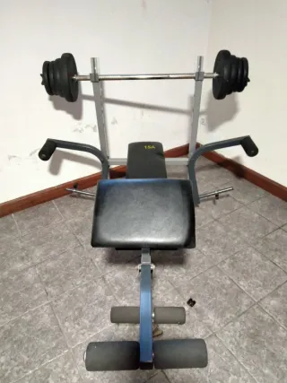 Banco de pesas con barra y discos