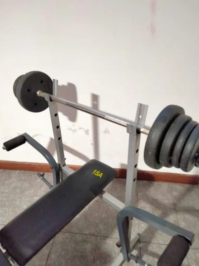 Banco de pesas con barra y discos