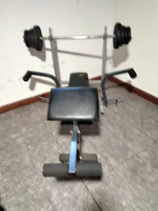 Banco de pesas con barra y discos