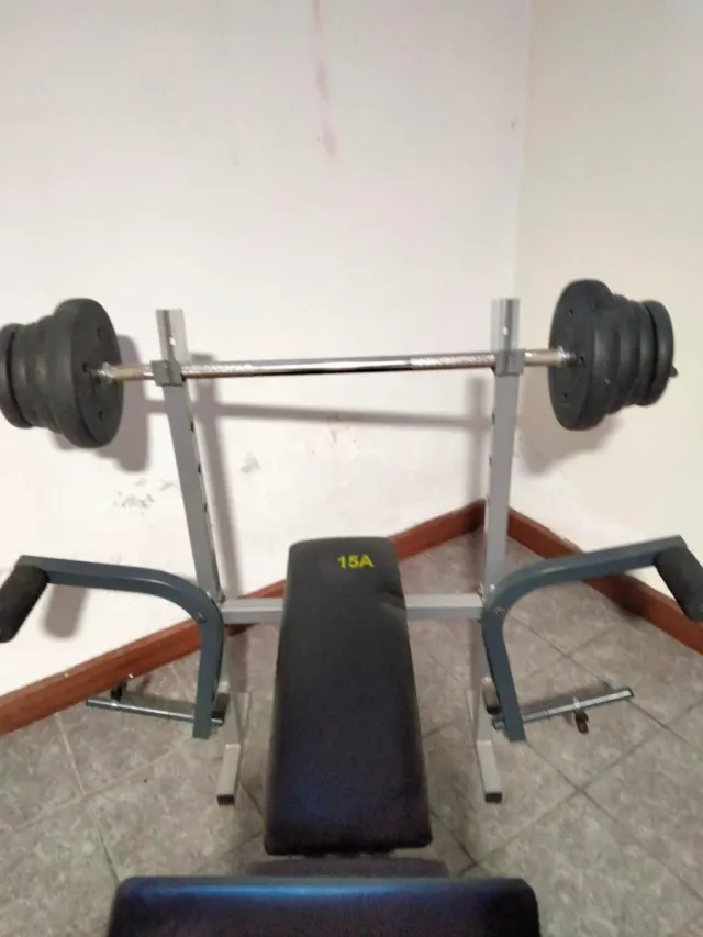 Banco de pesas con barra y discos