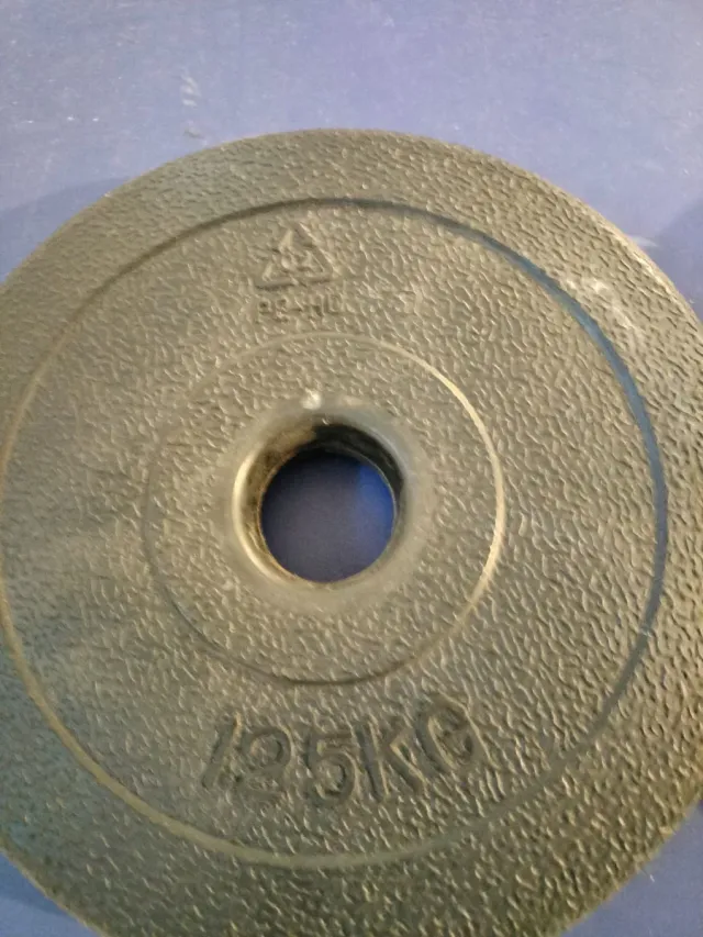 Banco de pesas con barra y discos