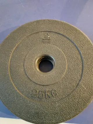Banco de pesas con barra y discos