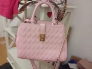 Bolso rosa con detalles dorados