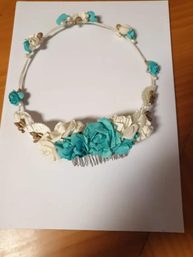 Corona de flores y peineta