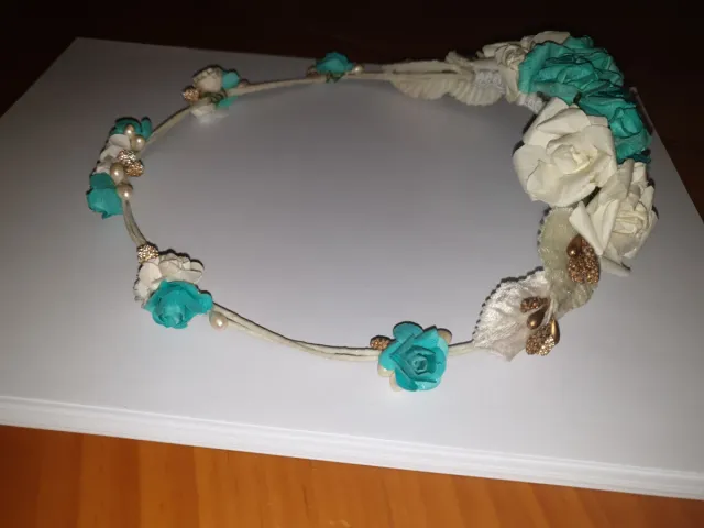 Corona de flores y peineta