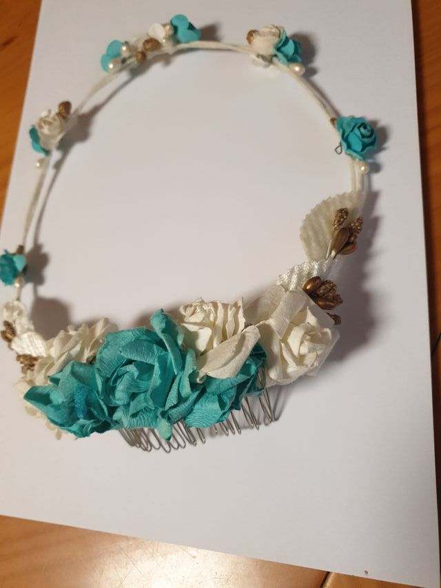 Corona de flores y peineta